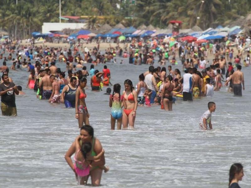 Vacacionistas saturan hoteles de destinos tur&iacute;sticos por Semana Santa
