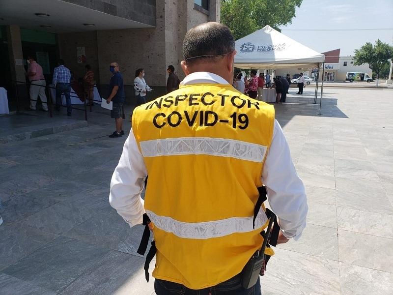 Inspectores notifican a negocios que siguen operando despu&eacute;s de las 12 de la noche