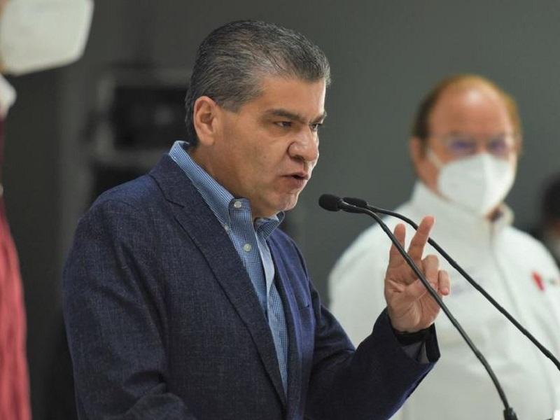 Se lanza el gobernador Riquelme contra la federación por vacunación antiCovid