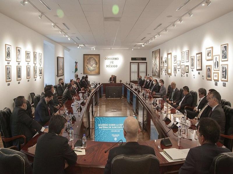 Acuerdan IP y gobierno federal permanencia de outsourcing y más días de utilidades 
