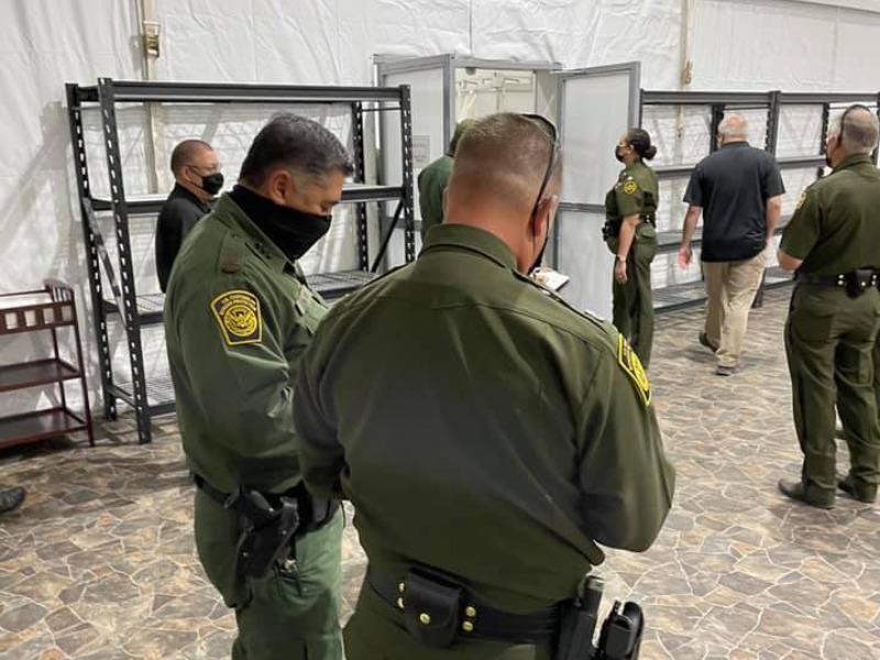 Hay unos 200 indocumentados, entre ellos menores, en el Centro de Detenci&oacute;n Temporal en Eagle Pass (video)