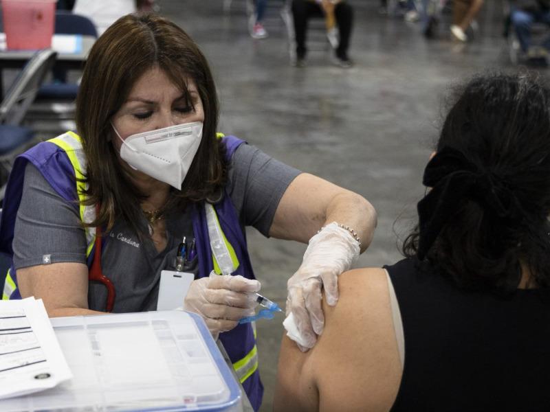 Vacunas antiCovid en Texas son para ciudadanos o residentes, mexicanos no deben cruzar para aplicársela, advierten