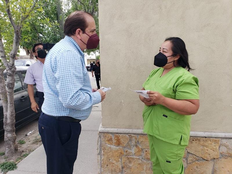 Mejorar calles y plazas de colonias, ofrece Claudio Bres en sus recorridos casa por casa en busca del voto 