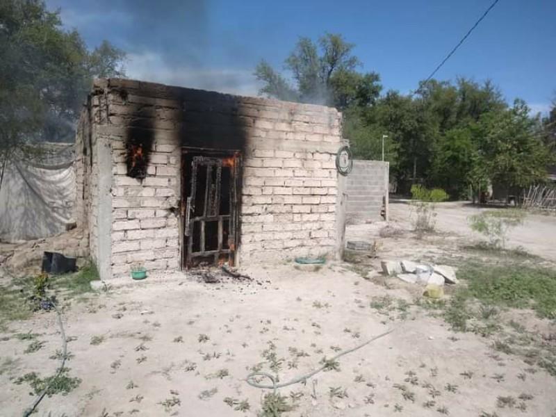 Mujer pierde todo lo que tenía, se quemó el cuarto que rentaba en Nava