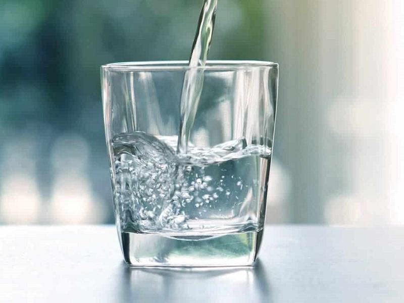 El agua natural es esencial para el correcto funcionamiento del cuerpo