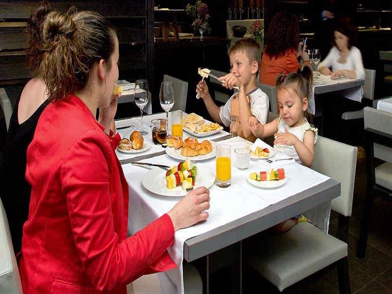 Recomiendan no llevar a menores de 12 años a restaurantes, es difícil controlar que no tengan contacto con personas ajenas (video)