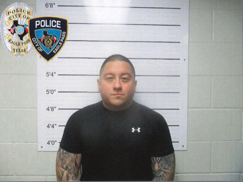 Revisar&aacute;n situaci&oacute;n laboral de patrullero detenido por atropellar a un vagabundo en Eagle Pass