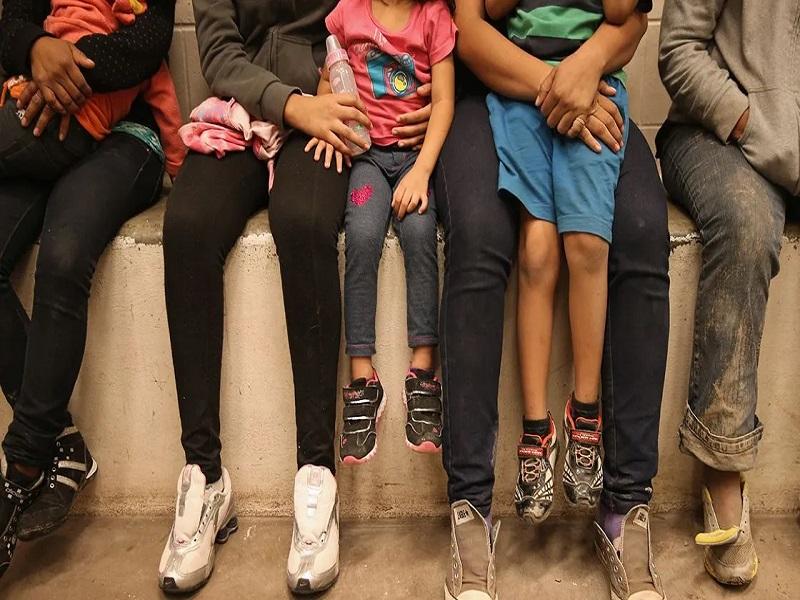 Familias migrantes detenidas en la frontera sur de EUA ser&aacute;n alojadas en hoteles