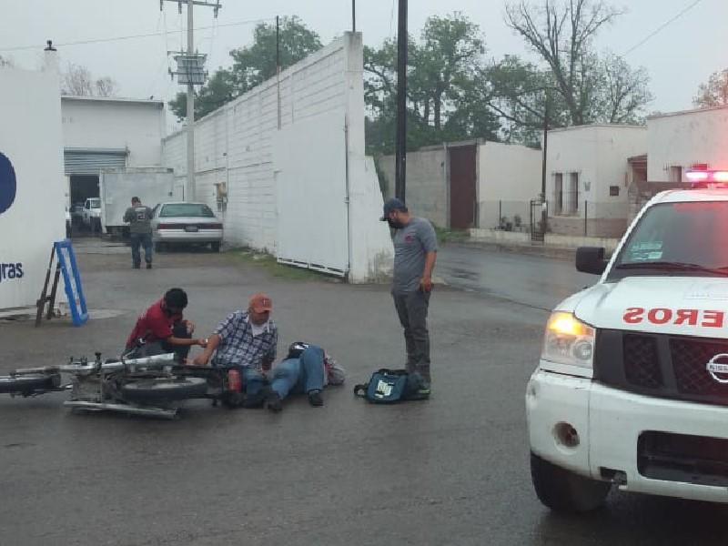 Pareja de motociclistas derrapan en Allende, resultan lesionados   