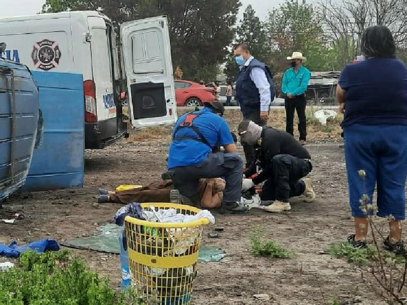 Pareja de abuelitos vuelcan en la 57 en Allende 