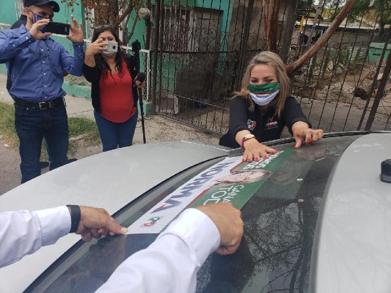 Norma Trevi&ntilde;o firma promesas de campa&ntilde;a ante notario