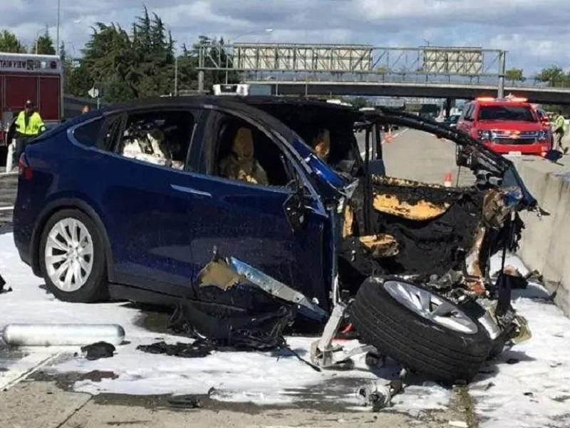 Accidente de un auto Tesla sin nadie al volante deja dos muertos en EU