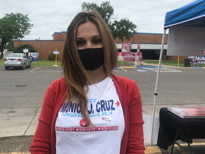 M&oacute;nica Cruz, candidata a un lugar del Concilio de Eagle Pass, pide a los electores salir a votar