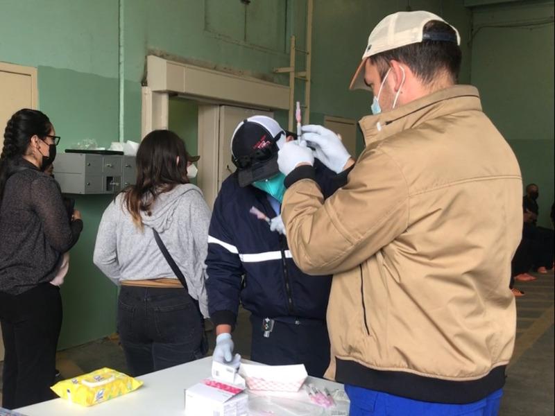 Aplican vacuna antiCovid a reos de la C&aacute;rcel del Condado de Maverick (VIDEO)