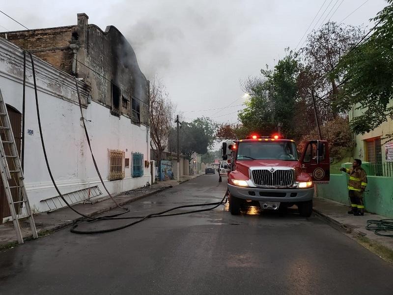 Incendio consume por completo un domicilio en el centro de Piedras Negras