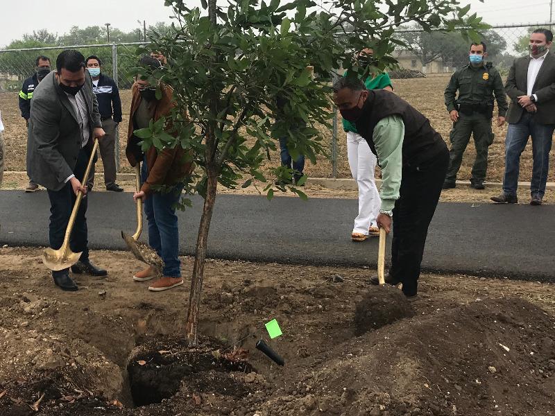 Con reforestaci&oacute;n de parques celebraron el D&iacute;a de la Tierra en Eagle Pass (video)