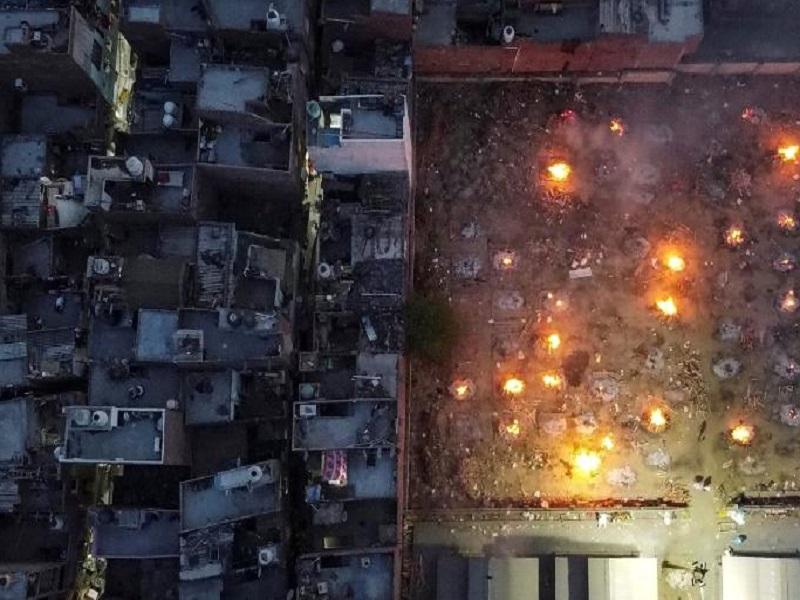 Cad&aacute;veres se acumulan en la India ante segunda oleada de COVID-19