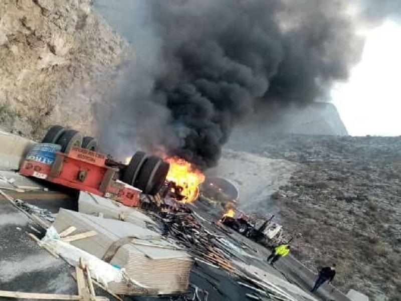 Mega carambola de tr&aacute;ileres paraliza la carretera Matehuala-Monterrey, las unidades se incendiaron y derramaron su carga sobre el pavimento