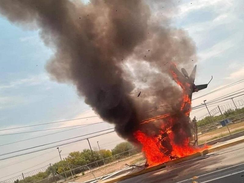 Se desploma helic&oacute;ptero sobre la carretera a Laredo en Apodaca, Nuevo Le&oacute;n, hay un muerto