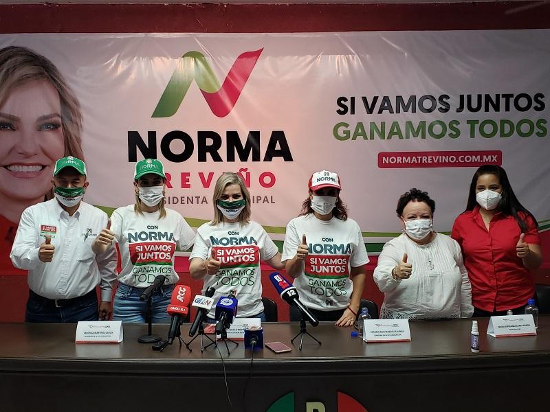 Arropan senadoras del PRI a Norma Trevi&ntilde;o