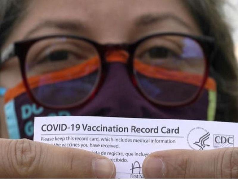 Mexicanos se adelantan al plan de vacunaci&oacute;n nacional y viajan a EU para inmunizarse contra COVID