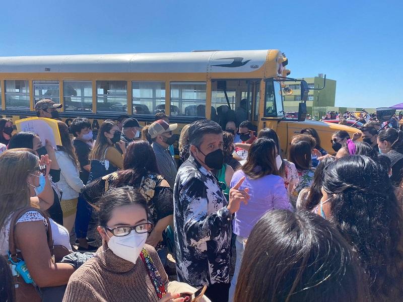 Reflexiona docente el mal comportamiento de compa&ntilde;eros maestros al acudir a vacunarse