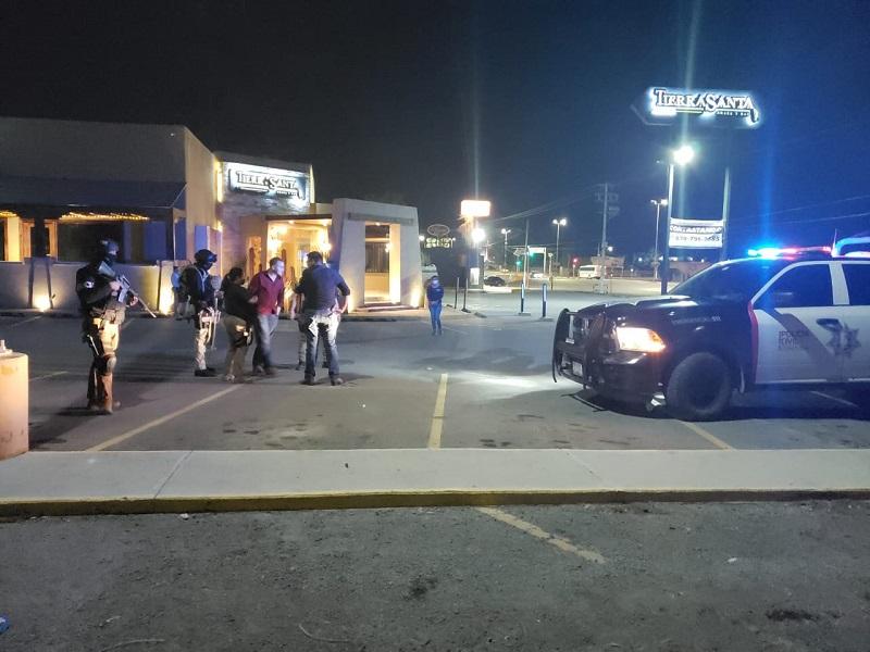 Dan batazo a joven mujer cuando sal&iacute;a de restaurante con su familia