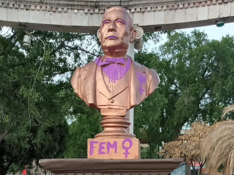 Pintan busto de Benito Ju&aacute;rez en Acu&ntilde;a como s&iacute;mbolo feminista