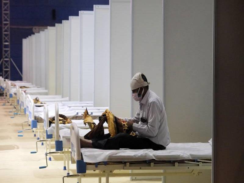 Millonarios y estrellas de Bollywood huyen de India ante devastadora ola de COVID-19