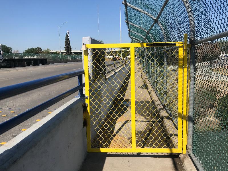 Instalan puerta metálica en carril peatonal del Puente Dos hacia Piedras Negras para evitar ingreso de indocumentados