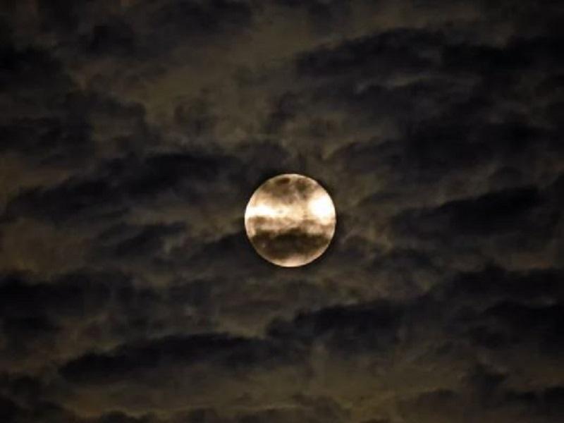 Brill&oacute; la Luna Rosa en la ciudad; hoy se ver&aacute; de nuevo