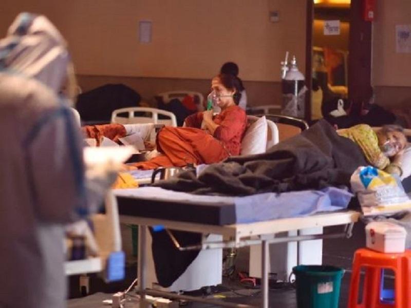 Pacientes de COVID-19 buscan en calles de Nueva Delhi gotas de ox&iacute;geno