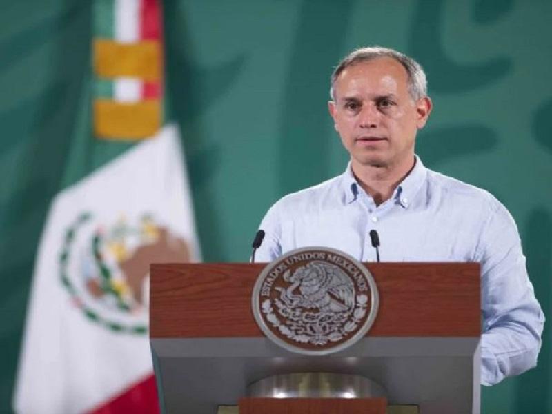 Gatell tose en conferencia, sin cubrebocas; es un catarro com&uacute;n, dice