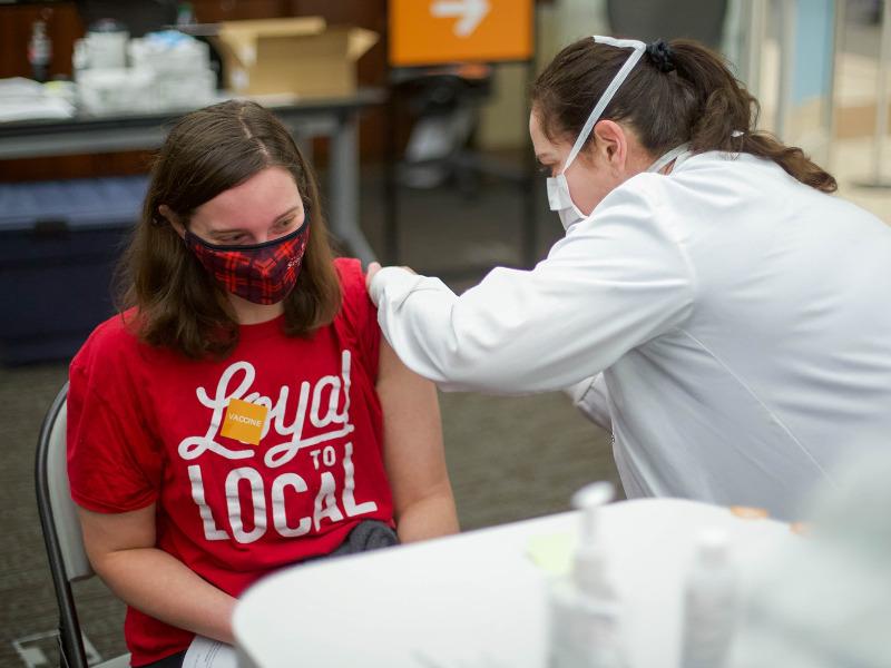 Avanza vacunaci&oacute;n antiCovid a estudiantes de High School en Eagle Pass
