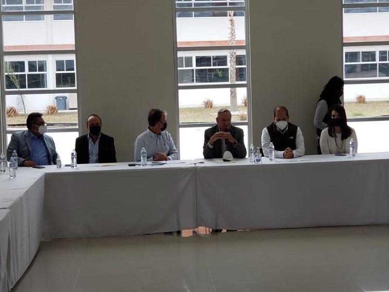 Detalla Secretario de Educaci&oacute;n vacunaci&oacute;n antiCovid a maestros y programa piloto para regreso a clases presenciales en Coahuila