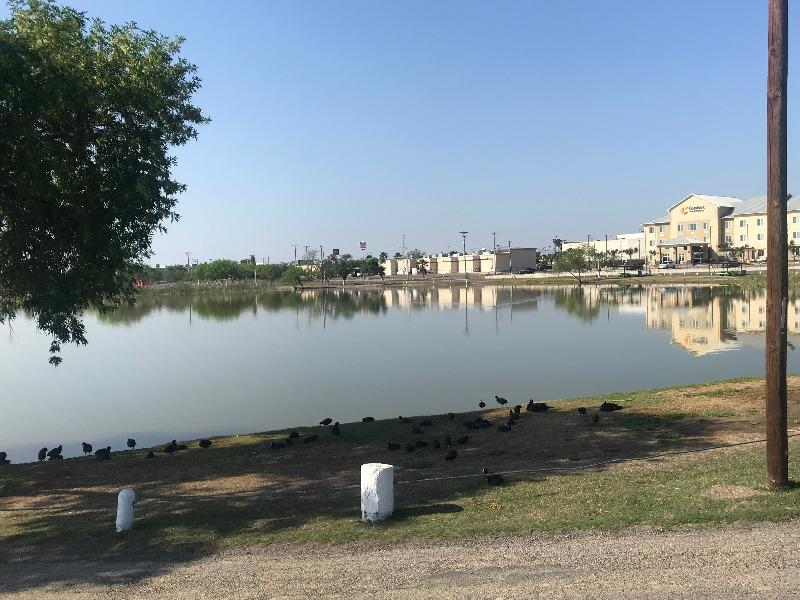 Condado de Maverick trabaja en definir nuevas calles de acceso al lago 