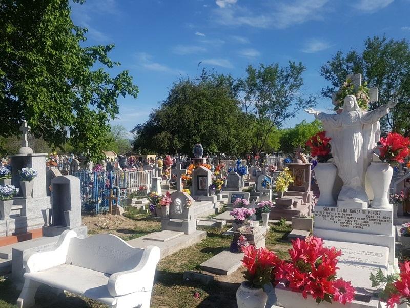 Panteones de Piedras Negras permanecer&aacute;n abiertos el 10 de mayo, no habr&aacute; venta de comida ni flores al exterior (video)