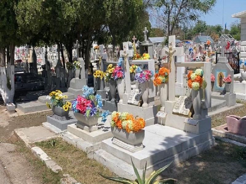 Por d&iacute;a de las madres ciudadanos ya empiezan a visitar los panteones, ya est&aacute;n limpios (VIDEO)
