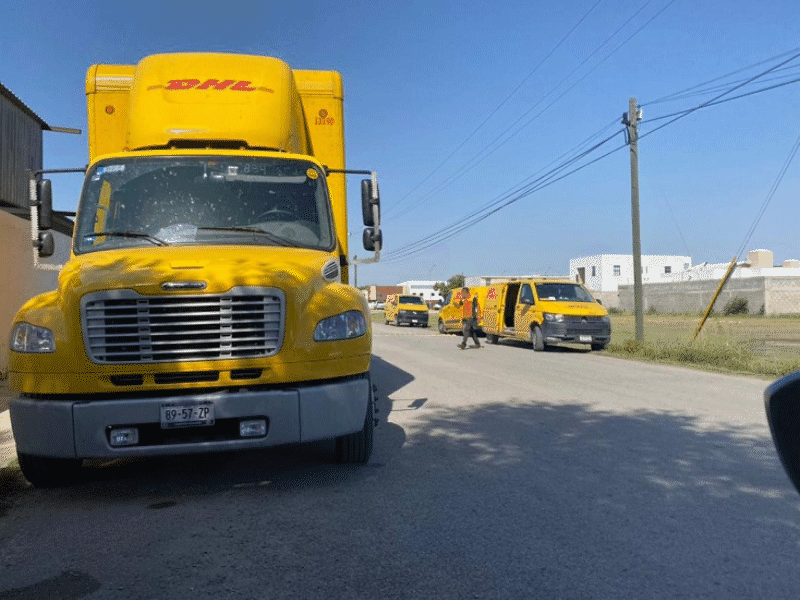Aseguran un kilo de mariguana en camión de paquetería en Guerrero