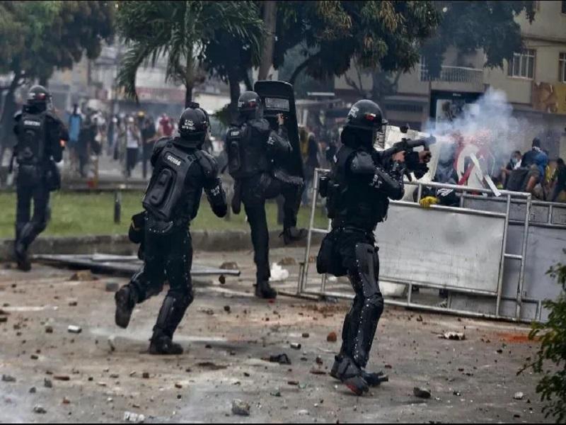 Varios muertos y cientos de heridos tras protestas contra reforma tributaria en Colombia