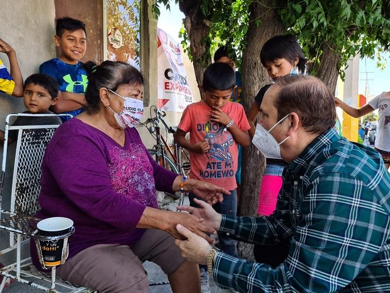 Escucha Claudio Bres necesidades de los ciudadanos en las colonias, recorre la colonia Hacienda La Laja 