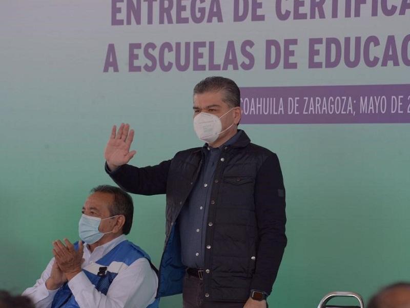 Entrega gobernador Riquelme certificación CERTE a escuelas de educación básica 