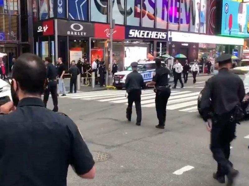 Disparan contra una mujer y su bebé en Times Square; la Policía busca al agresor