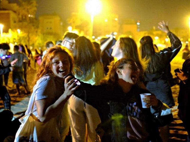 Estallan las fiestas en calles de España por fin de toque de queda