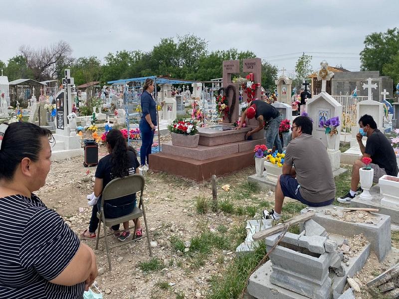 Se increment&oacute; el flujo de visitantes en panteones de Piedras Negras este 10 de mayo (video)