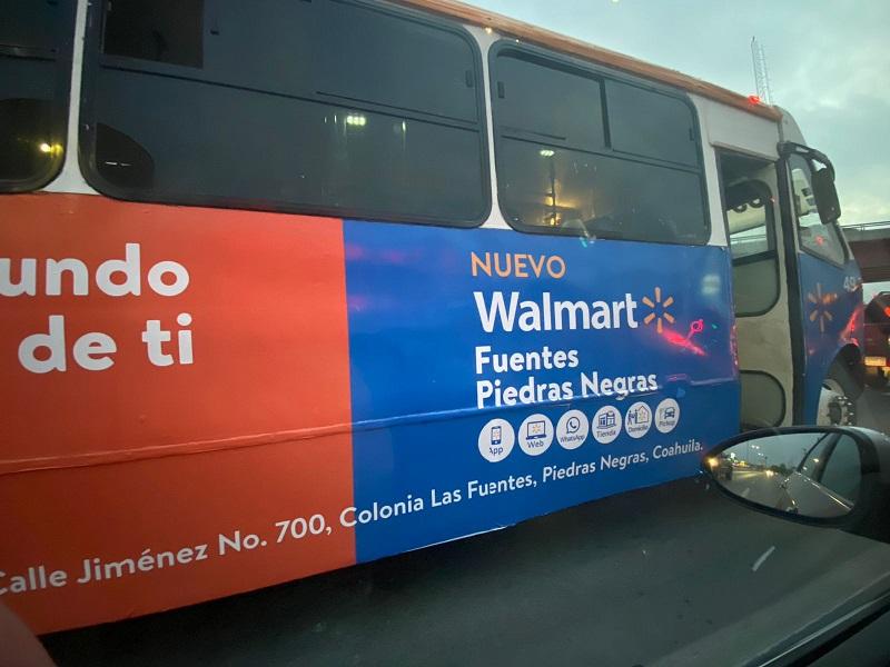 Retiran de circulación dos unidades de transporte empresarial con propaganda de nuevo centro comercial en Piedras Negras
