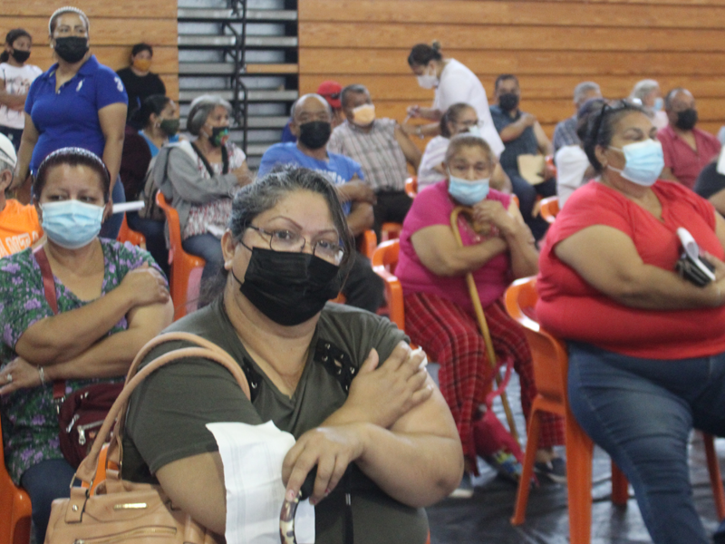 Reactivan bajo la lluvia la vacunaci&oacute;n antiCovid en Acu&ntilde;a a adultos de 50 a 59 a&ntilde;os
