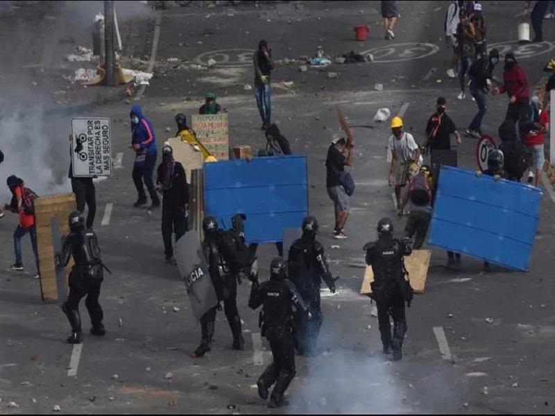 Suman 42 muertos durante protestas contra el gobierno de Colombia