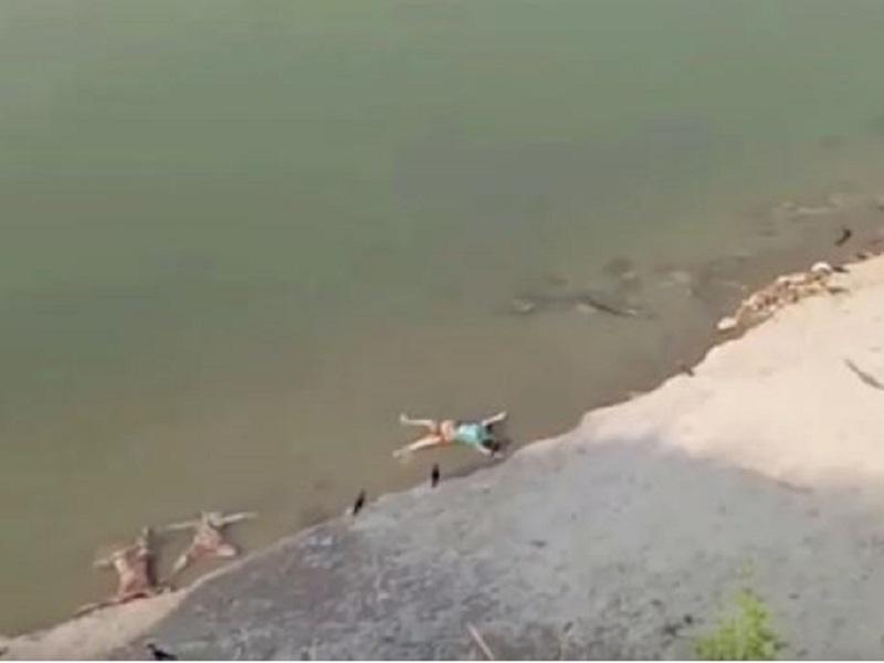 Hallan en India más de 70 cadáveres flotando en río Ganges; desconocen causa de la muerte