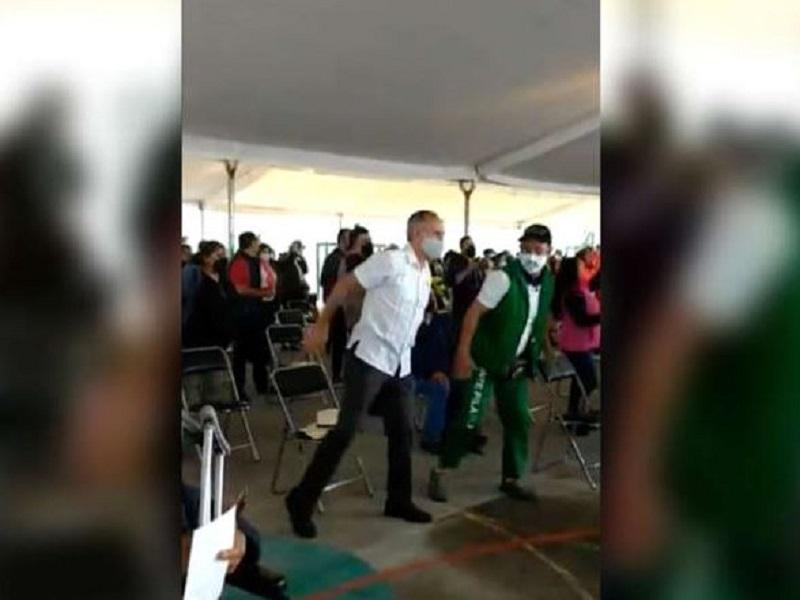Ponen a bailar a L&oacute;pez-Gatell en la aplicaci&oacute;n de vacuna (video)